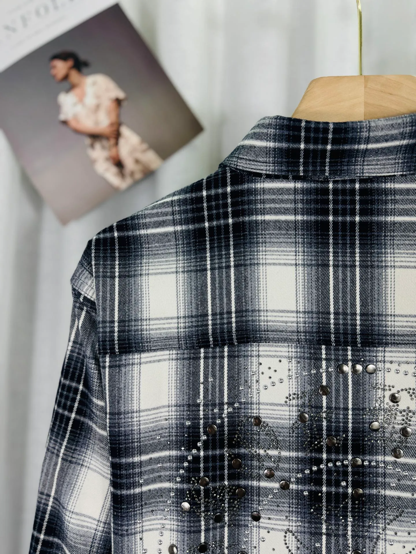 P250 top version, real shot without P, ​​different from market currency) 𝗖𝗵𝗿𝗼𝗺𝗲 𝗛𝗲𝗮𝗿𝘁𝘀/Cro Heart 2025 Diamond Plaid Shirt Accessories: Original model-opening collar label ➕100% silk wash water label. Genuine purchase-grade original hangtag➕matching hanging rope➕3D hanging beads➕original packaging bag. Craftsmanship: The original version has consistent wiring! The highest version of the armhole matching technique! Color: Red Black Size: S M L XL Style No.: 8002